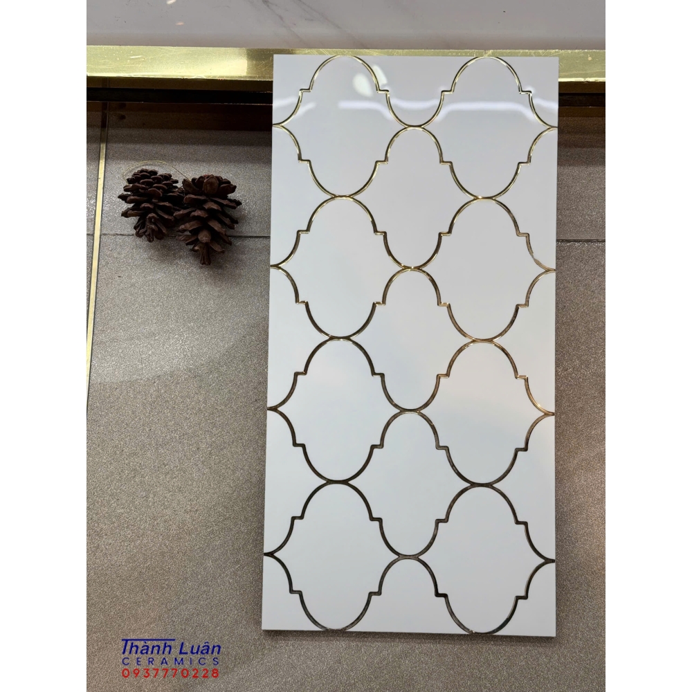 Gạch ốp tường 30x60 bóng kiếng trắng khắc kim