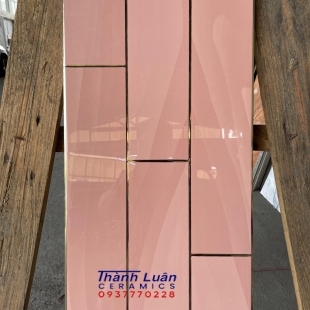 Gạch ốp tường 30x60 hồng bóng kiếng khắc kim