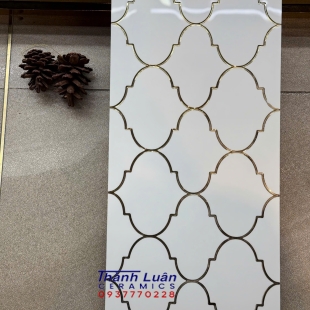 Gạch ốp tường 30x60 bóng kiếng trắng khắc kim