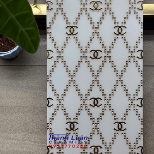 Gạch 30x60 trang trí trắng hoa vân khắc kim vàng 